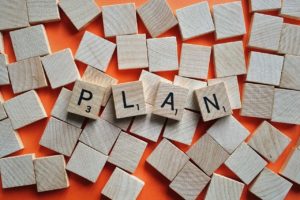 Drewniane klocki ułożone w słowo plan